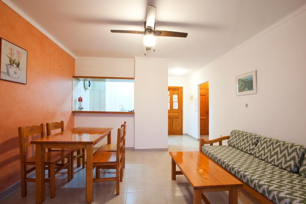 Apartamentos Playa Es Cana Rum bild